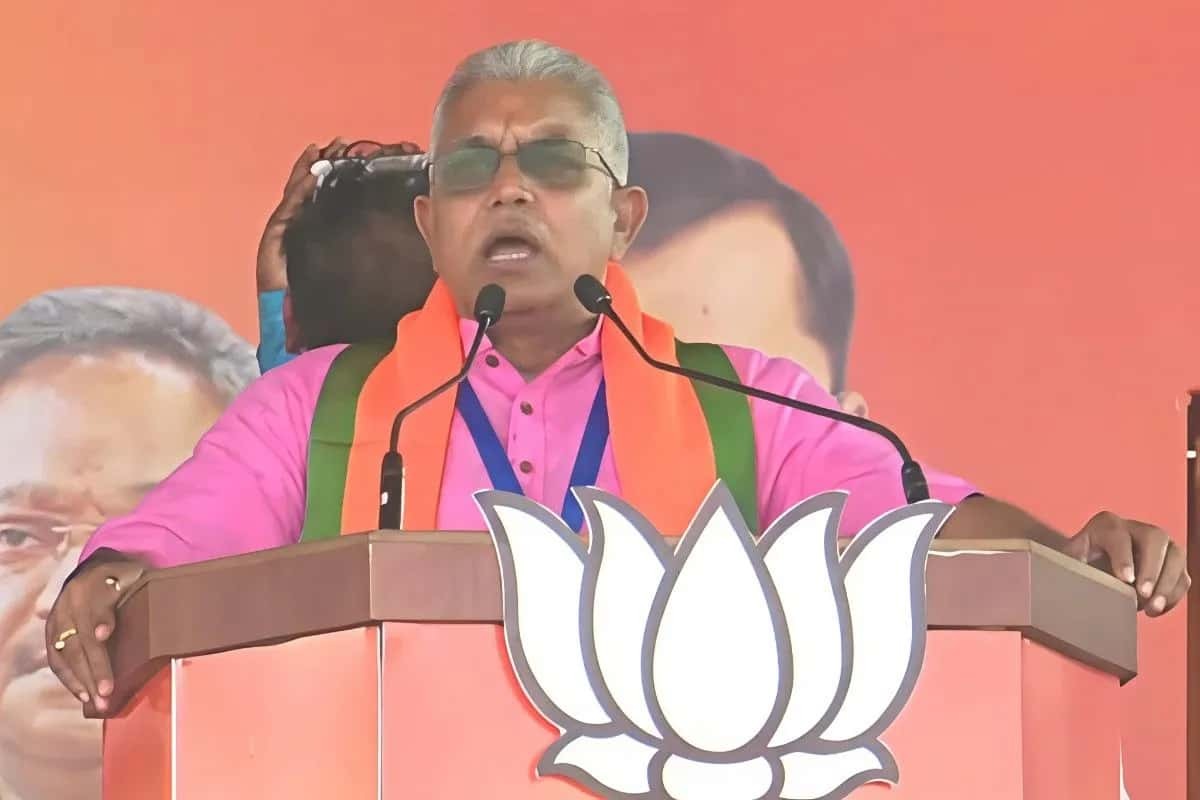 এ রাজ্যে আগের ছটি ভোটমুখী সভার কোন‌ওটিতেই দিলীপ ঘোষকে দেখা যায়নি। অবশেষে সপ্তম সভায়, ব্রিগেডের মঞ্চে দেখা গেল দিলীপ ঘোষকে। তিনি বলেন, 'পশ্চিমবঙ্গে জমি পড়ে আছে, কিন্তু চাকরি-কারখানা-শিল্প হচ্ছে না। আসলে বাংলার ভাবমূর্তি এমন করেছে তৃণমূল সরকার যে শিল্পপতিরা ভয় আসেন না। বাংলা ছাড়া অন্য রাজ্যে কম সময়ের মধ্যেই শিল্পের কাজ শুরু হয়ে যায়।'